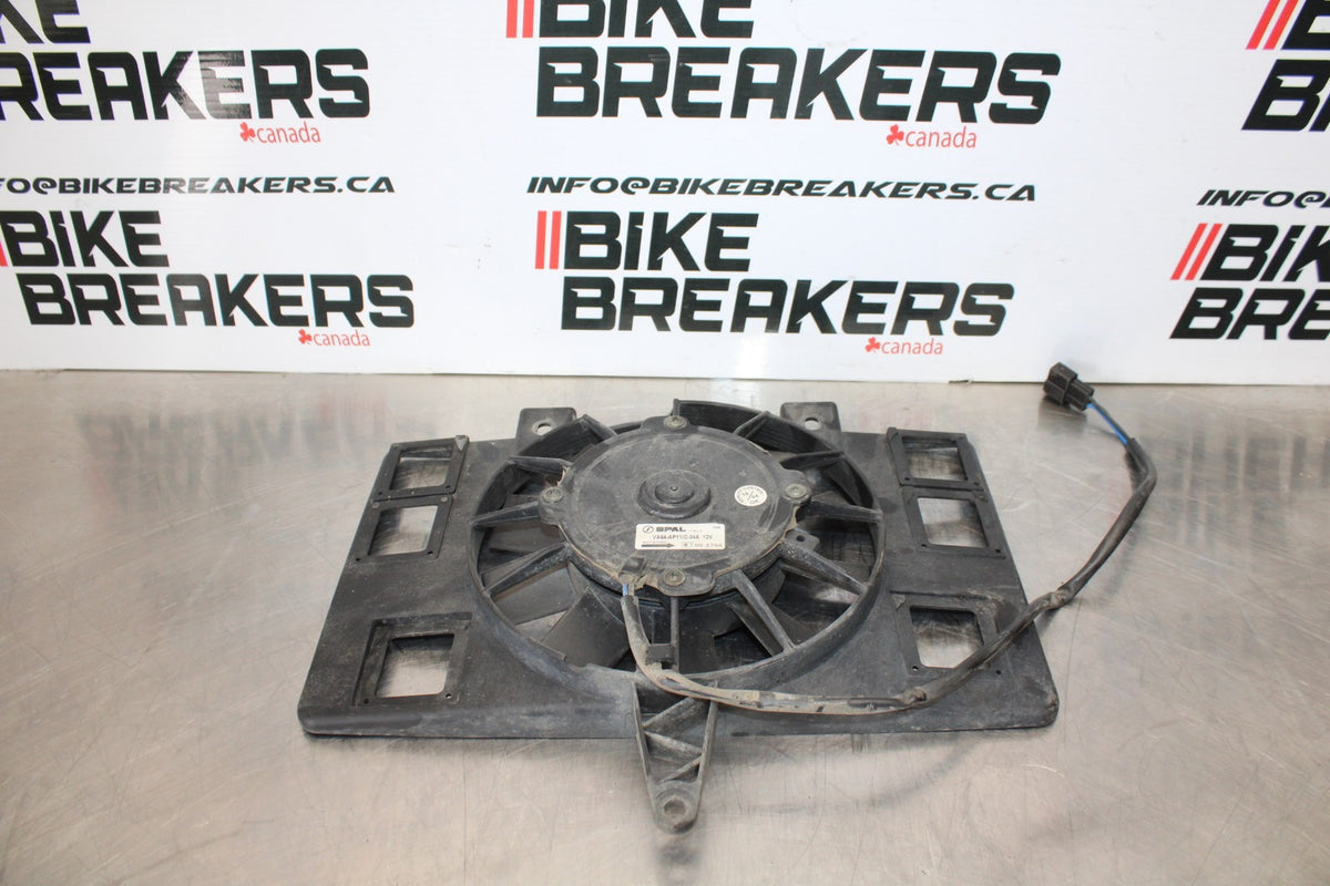 05 TRIUMPH ROCKET III ENGINE RADIATOR COOLING FAN BB186