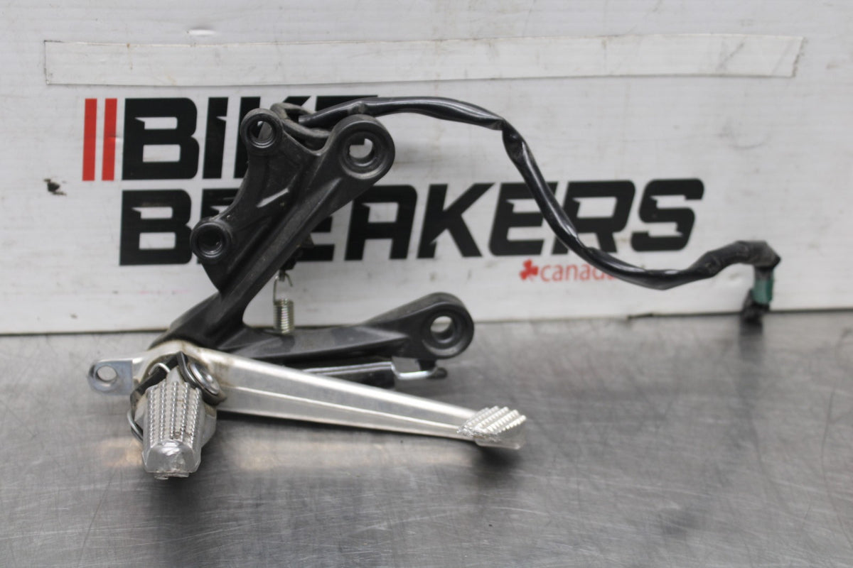 24-25 KAWASAKI NINJA ZX6R RIGHT REARSET REAR SET DRIVER FOOT PEG REST STOP BB939
