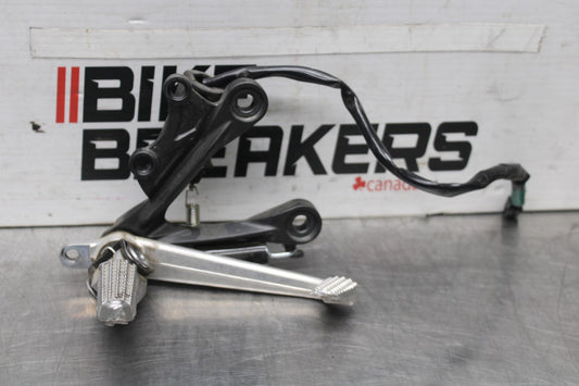 24-25 KAWASAKI NINJA ZX6R RIGHT REARSET REAR SET DRIVER FOOT PEG REST STOP BB939