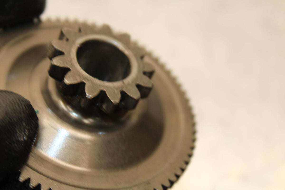 2001 Suzuki GSXR750 ENGINE MOTOR IDLER IDLING GEAR 12611-35F00 12612-35F00 BB553
