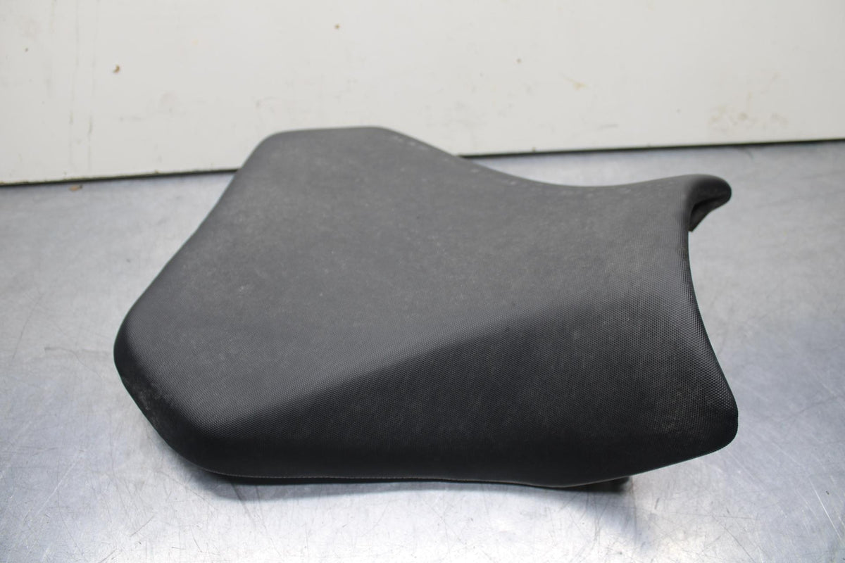 2011 Suzuki GSXR600 FRONT DRIVERS SEAT PAD SADDLE 45100-14J10-DW2 BB602