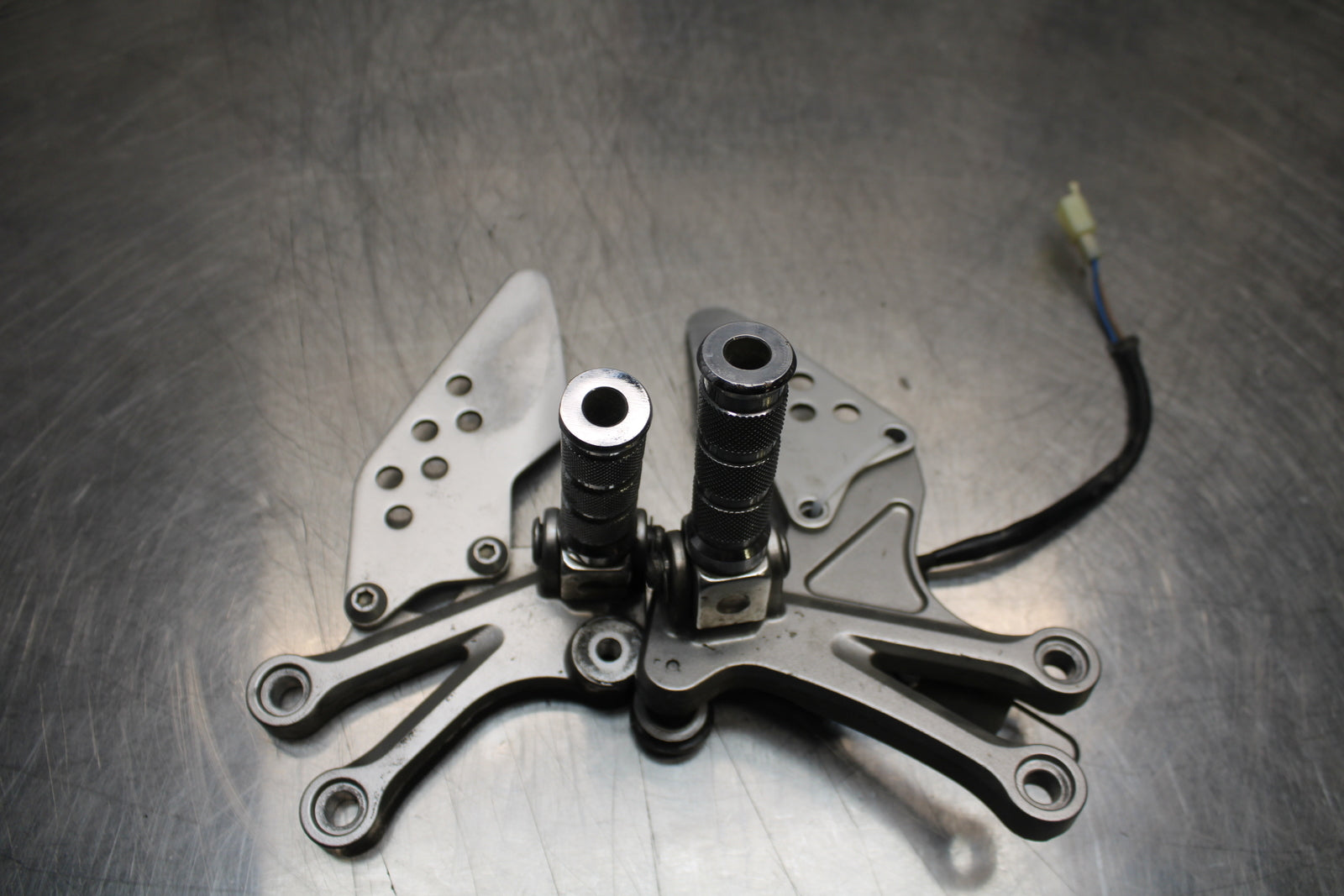 04-05 KAWASAKI NINJA ZX10R RIGHT LEFT REARSETS REAR SET DRIVER FOOT PEGS  BB163