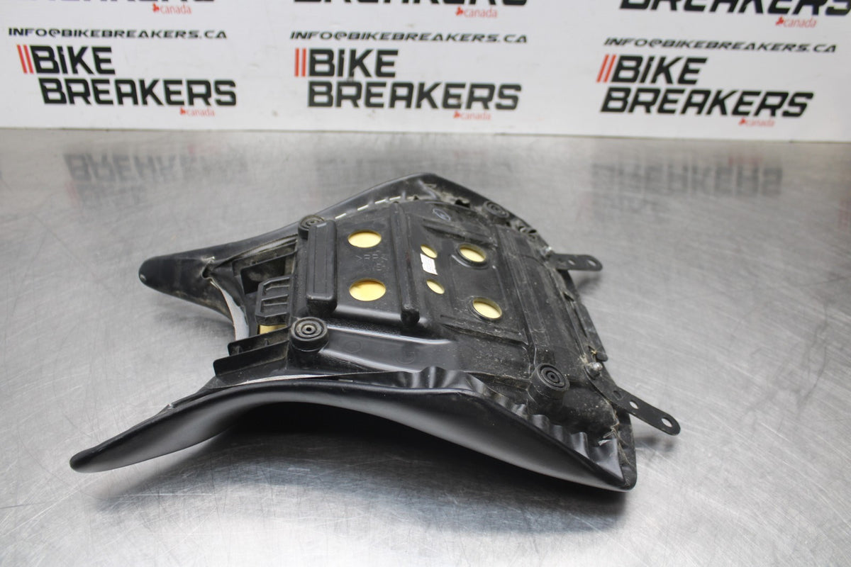 23 YAMAHA YZF R3 FRONT DRIVERS SEAT PAD SADDLE PILLION BB806