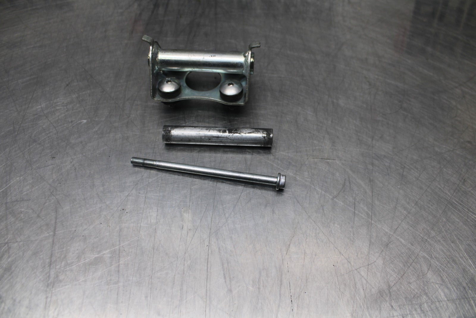 07 SUZUKI GSXR1000 GAS TANK FUEL CELL PETROL RESERVOIR BRACKET MOUNT BB770