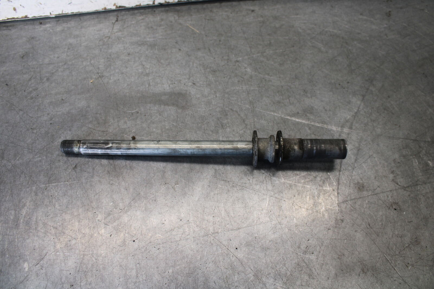 05-09 SUZUKI BOULEVARD C90 FRONT WHEEL RIM AXLE PIVOT BOLT BB692