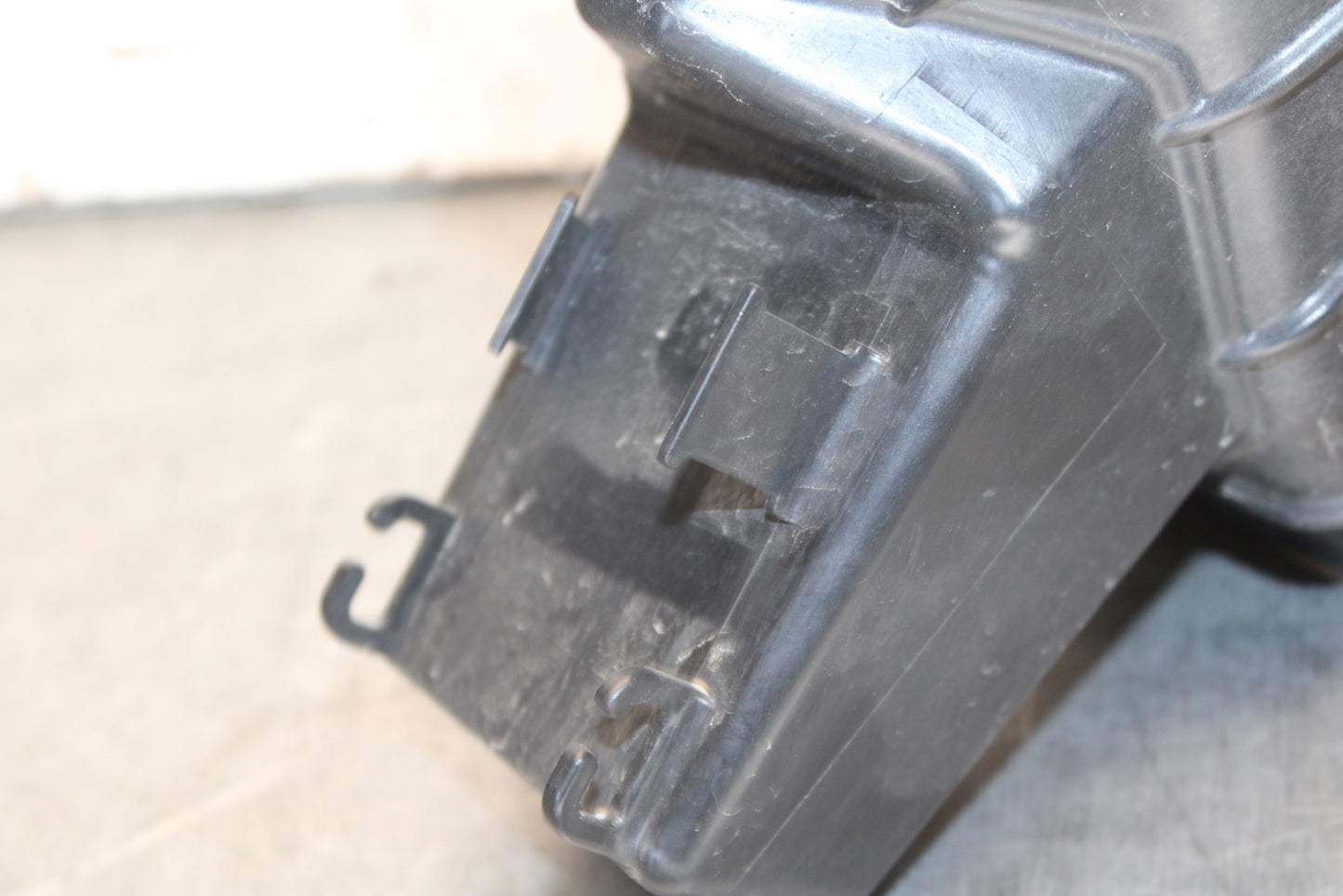 09-12 KAWASAKI NINJA ZX6R UPPER FAIRING MIRROR GAUGES STAY BRACKET BB698