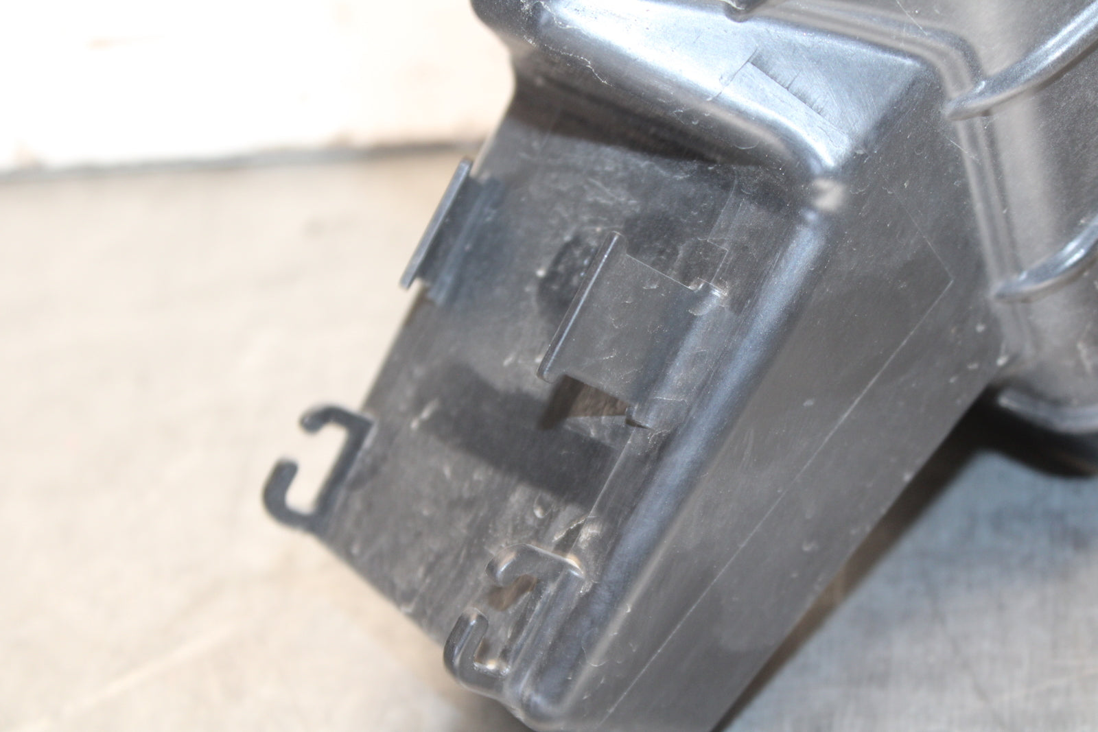 09-12 KAWASAKI NINJA ZX6R UPPER FAIRING MIRROR GAUGES STAY BRACKET BB698