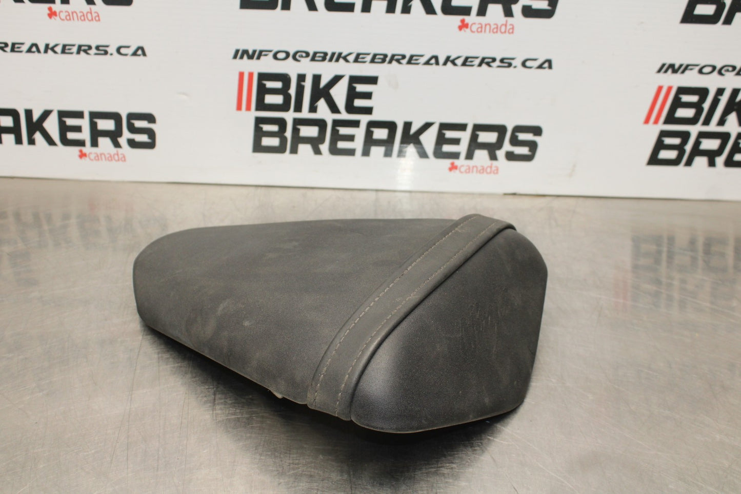 08 KAWASAKI NINJA ZX10R REAR BACK PASSENGER TANDEM SEAT PAD SADDLE PILLION BB201