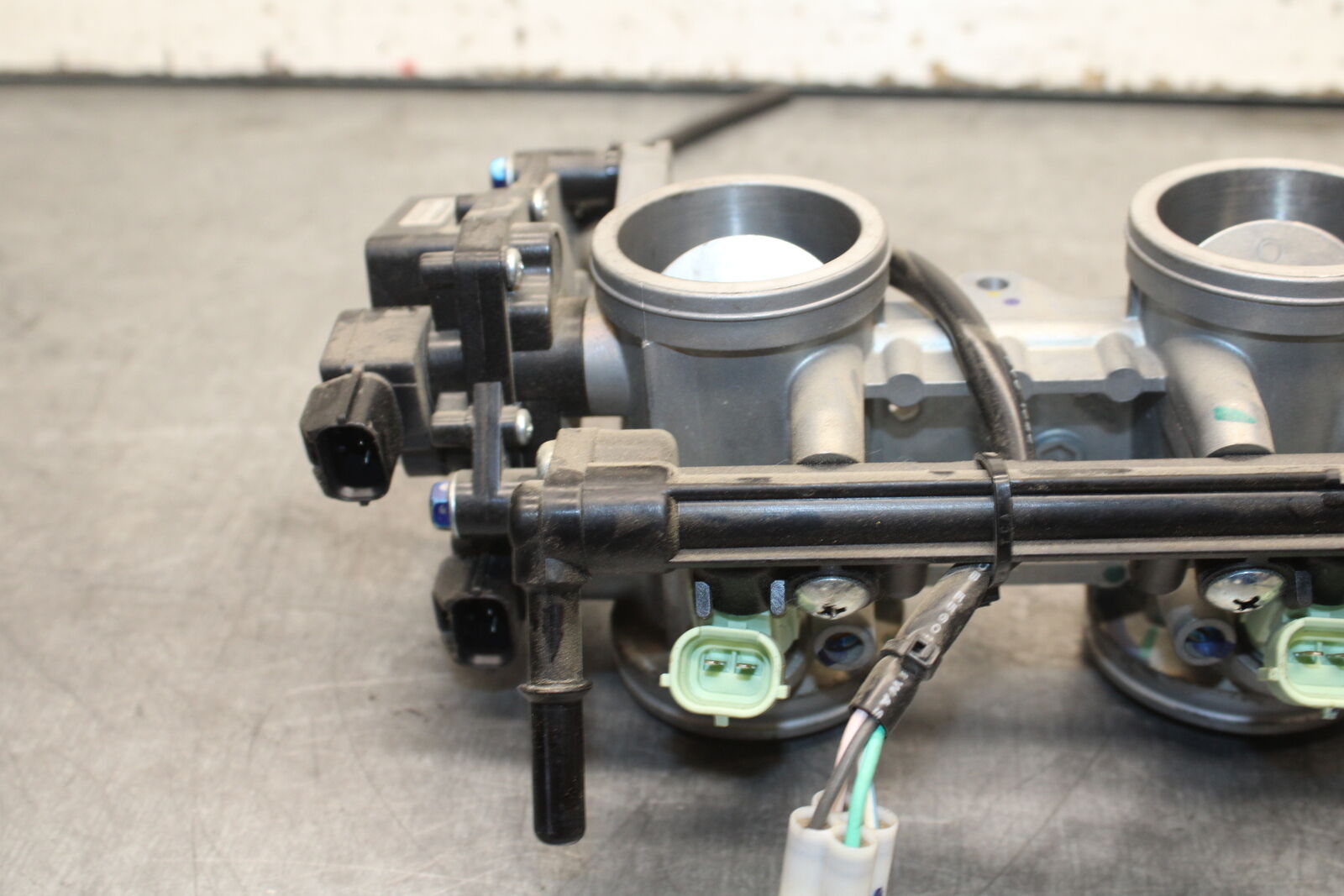 18-24 KAWASAKI NINJA 650 MAIN FUEL INJECTORS / THROTTLE BODIES BB725