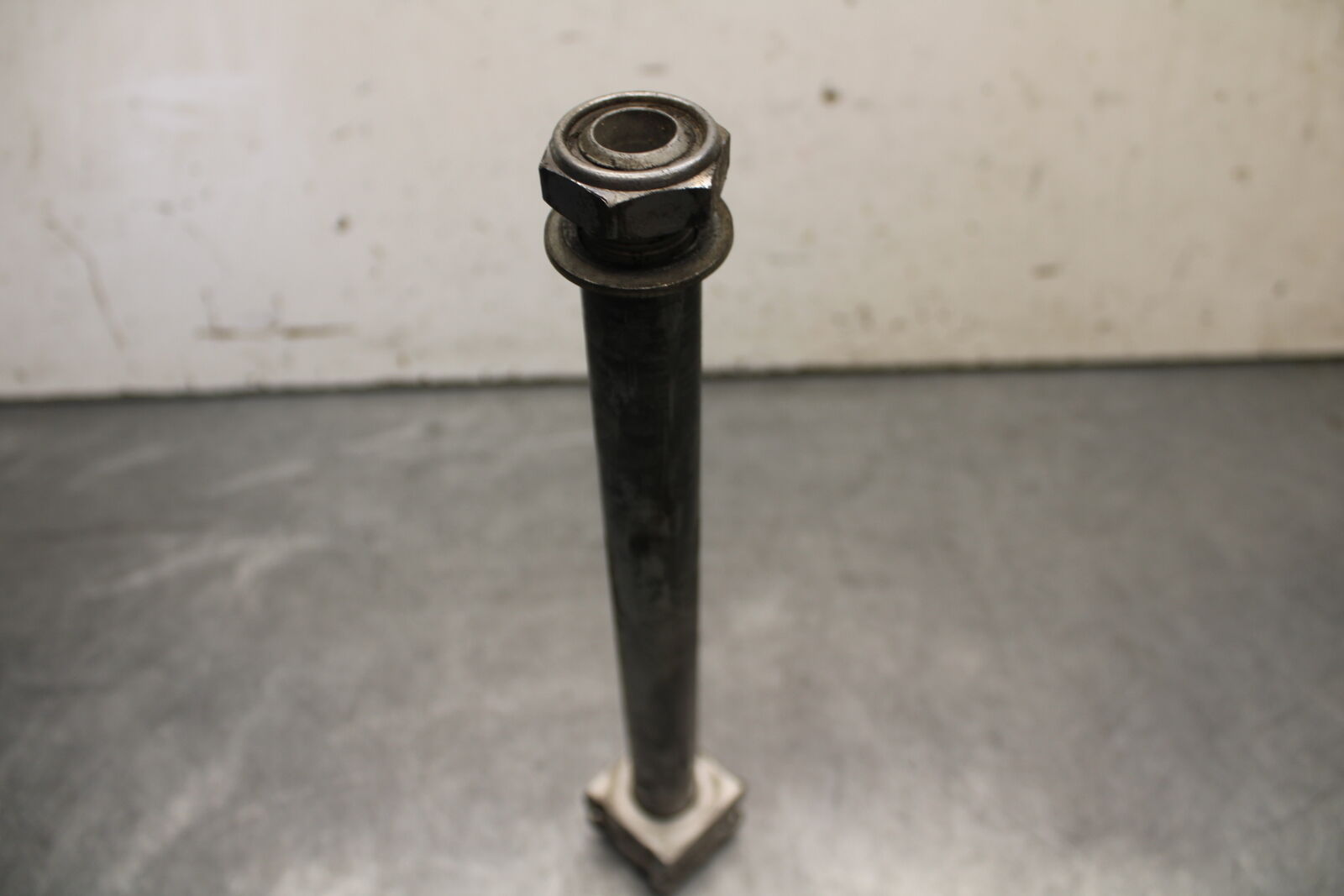 05-06 HONDA CBR600RR REAR AXLE BACK WHEEL BOLT AXEL 42301-MEE-D00  BB655