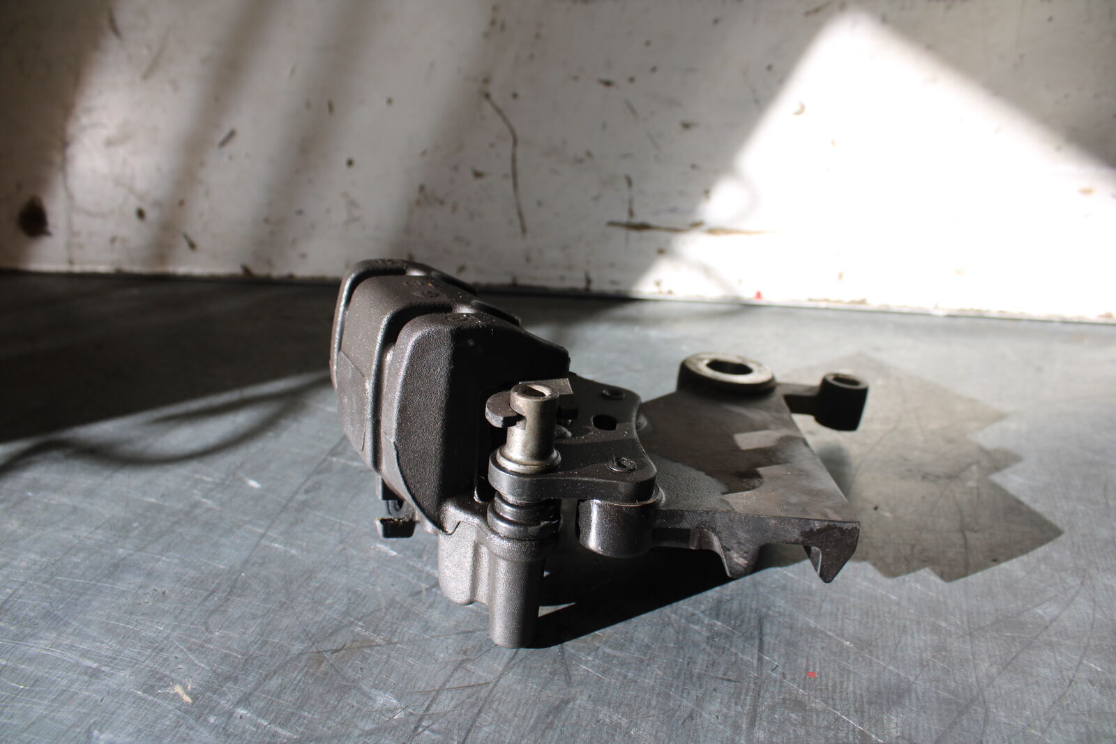 19-22 KAWASAKI Z400 REAR BACK BRAKE CALIPER W MOUNT BRACKET BB708