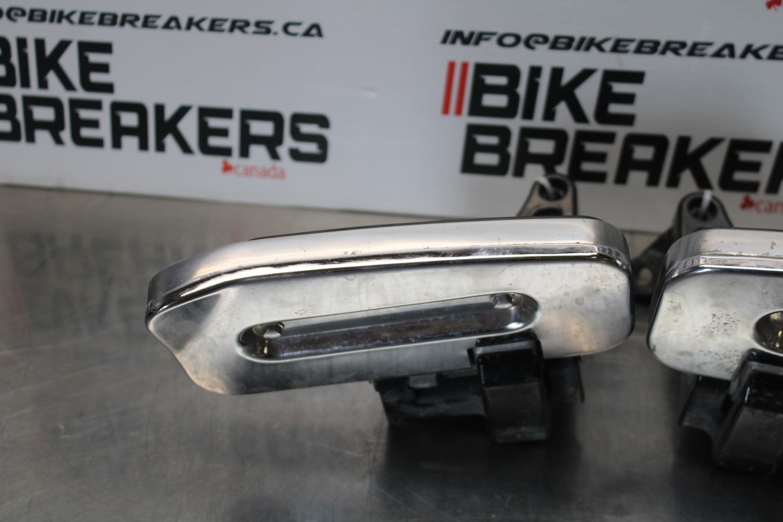 03-08 KAWASAKI VULCAN 1600 REAR PASSENGER FOOT STEP PEG SET PAIR BB196