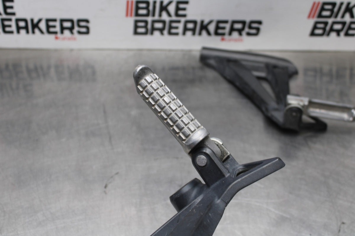 09 KAWASAKI NINJA 250R REAR BACK PASSENGER PEG SET PAIR BB824