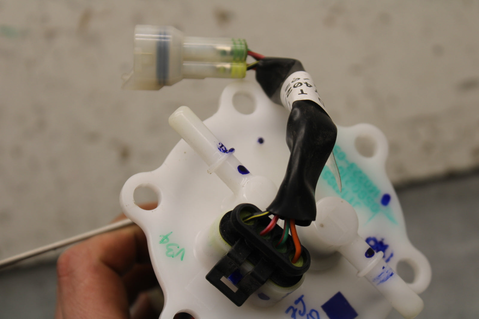 17-24 KTM 390 DUKE FUEL PUMP GAS PETROL SENDER UNIT BB734
