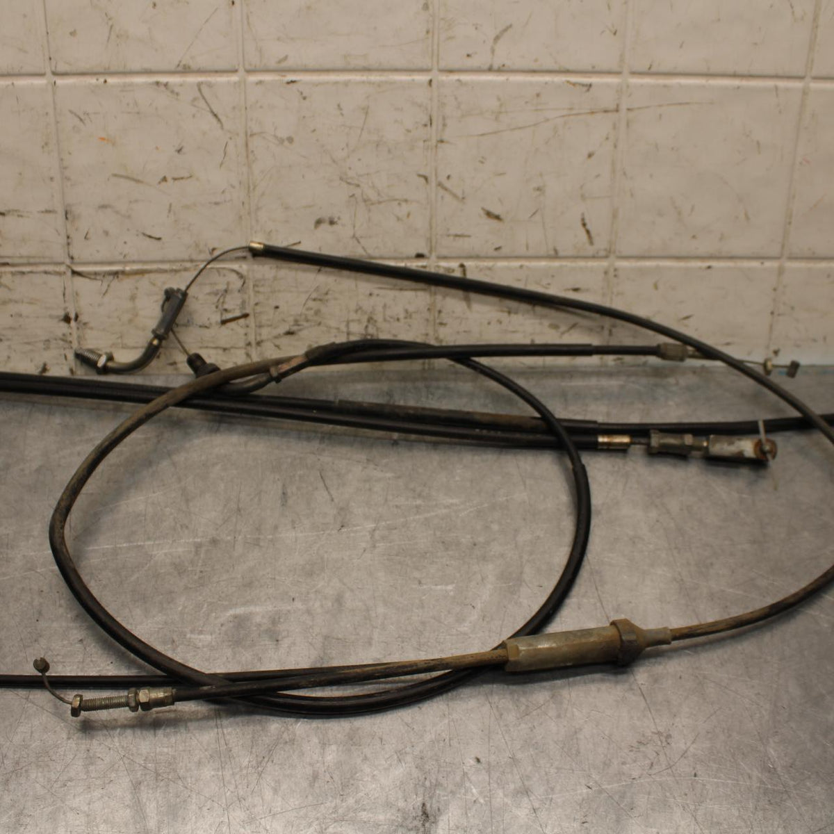 75 SUZUKI GT 550 CLUTCH THROTTLE BRAKECABLE LINE BB67