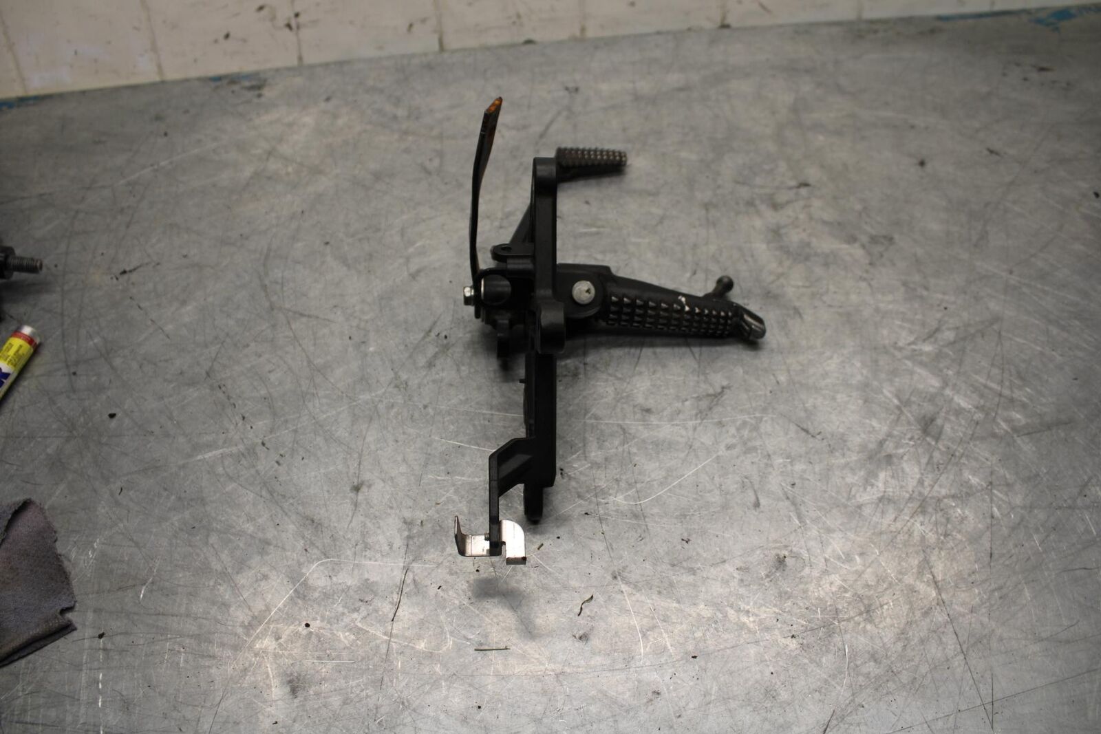 11-15 KAWASAKI ZX1000R RIGHT REARSET REAR SET DRIVER FOOT PEG REST STOP BB445