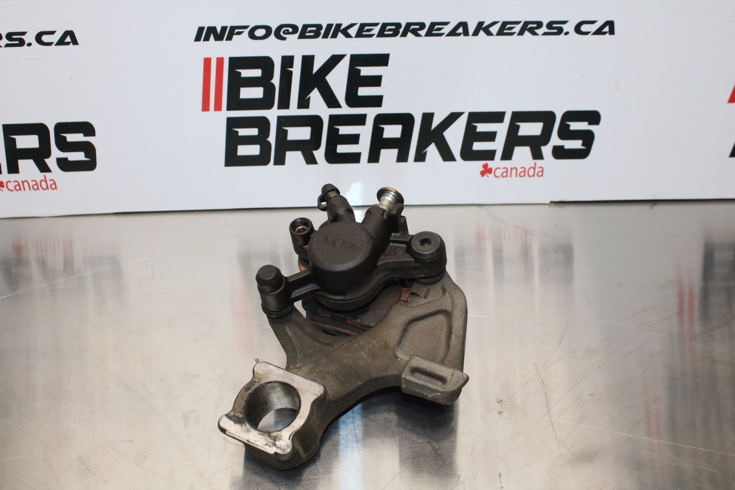 11 SUZUKI GSXR1000 REAR BACK BRAKE CALIPER W MOUNT BRACKET BB142 