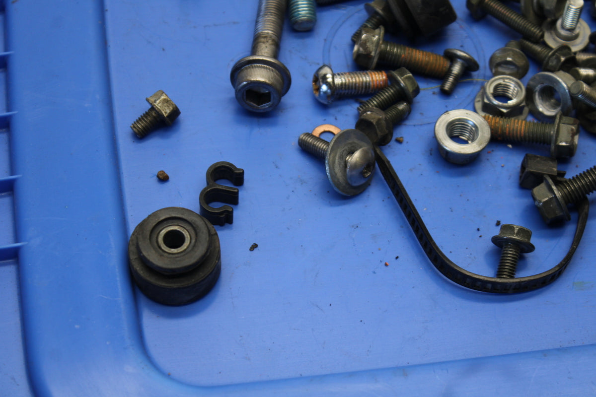 04 SUZUKI GSXR600 LEFTOVER MOUNTING BOLTS HARDWARE MOTOR SCREWS  BB676
