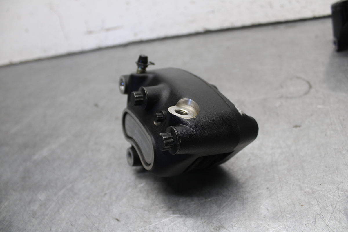 04-16 HARLEY-DAVIDSON SPORTSTER 883 LEFT FRONT BRAKE CALIPER BB680