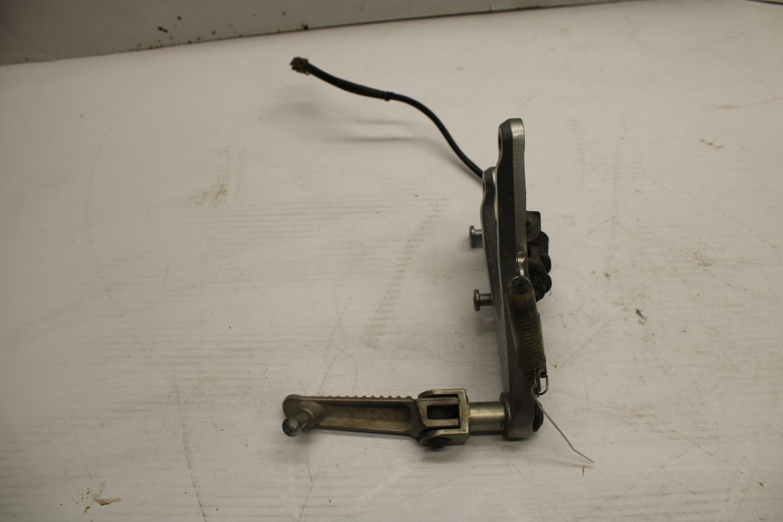 06 YAMAHA YZF R1 RIGHT REARSET REAR SET DRIVER FOOT PEG REST STOP  BB282