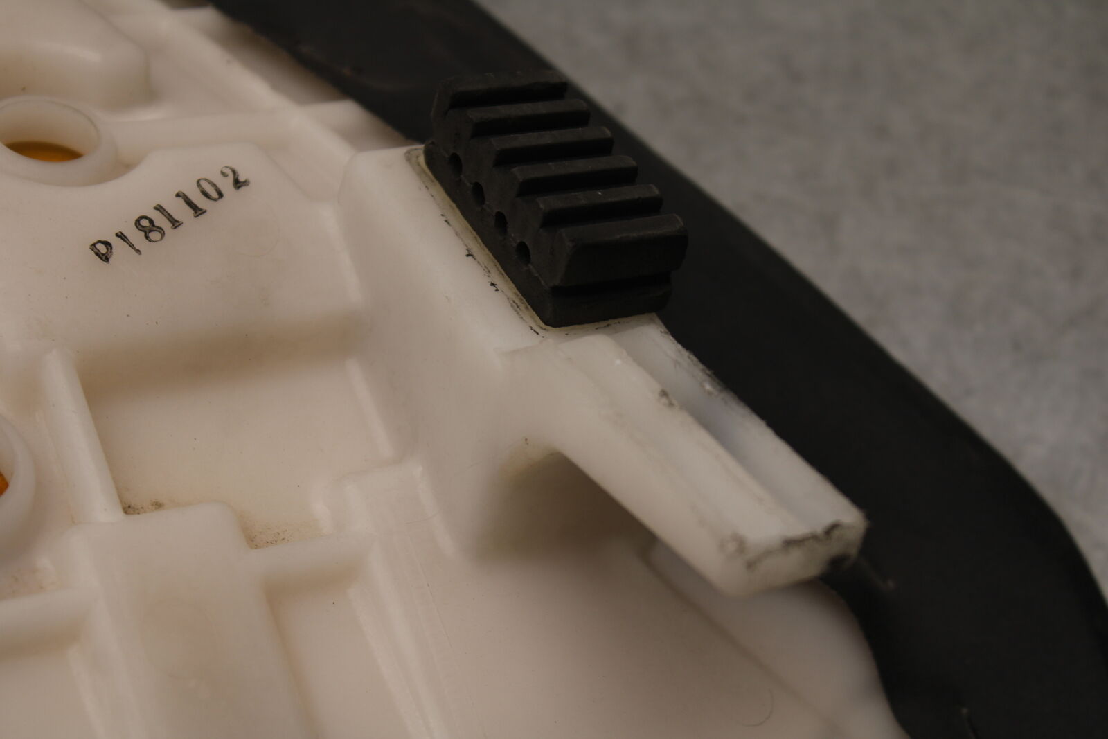 05-06 SUZUKI GSXR1000 FRONT DRIVERS SEAT PAD SADDLE 45100-41G01-6BY BB663