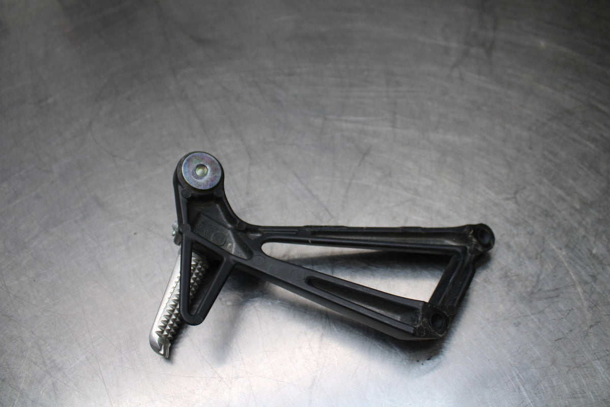 23 YAMAHA YZF R3 RIGHT REAR BACK PASSENGER PEG BB806