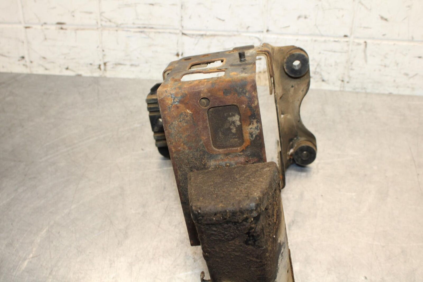 75 SUZUKI GT 550 REAR BATTERY BOX TRAY TOOL HOLDER BB67