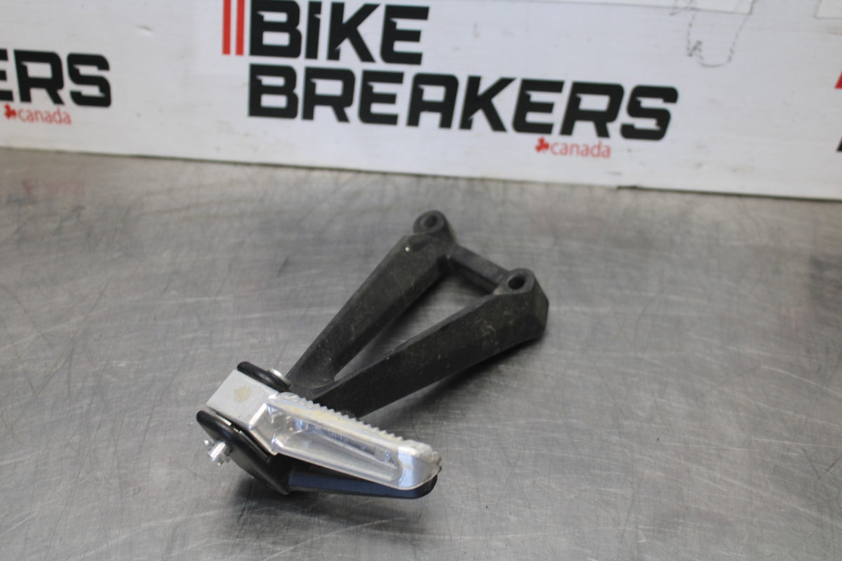 23 YAMAHA YZF R3 LEFT REAR BACK PASSENGER PEG BB147-B