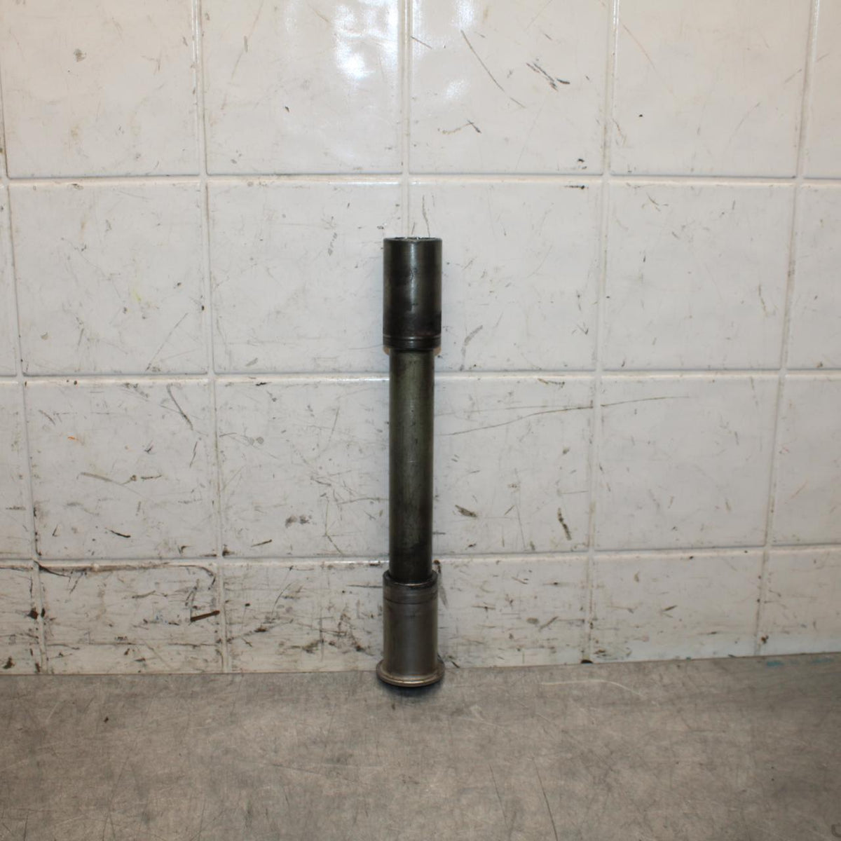 2001 Suzuki GSXR750 FRONT WHEEL RIM AXLE BOLT 54711-35F00 54711-35F10  BB553