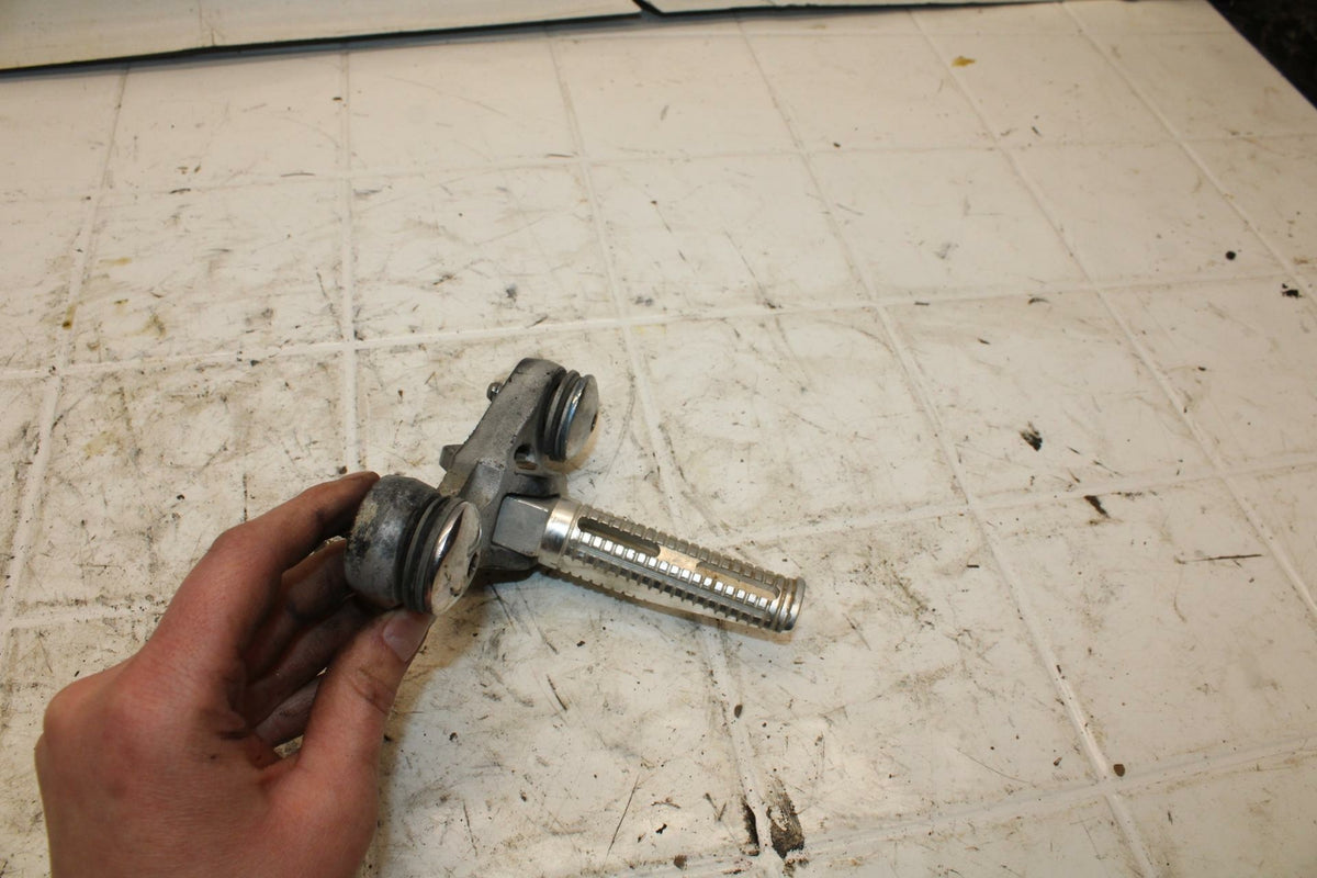 93 SUZUKI KATANA 600 GSX600F RIGHT REARSET REAR SET DRIVER FOOT PEG BB400