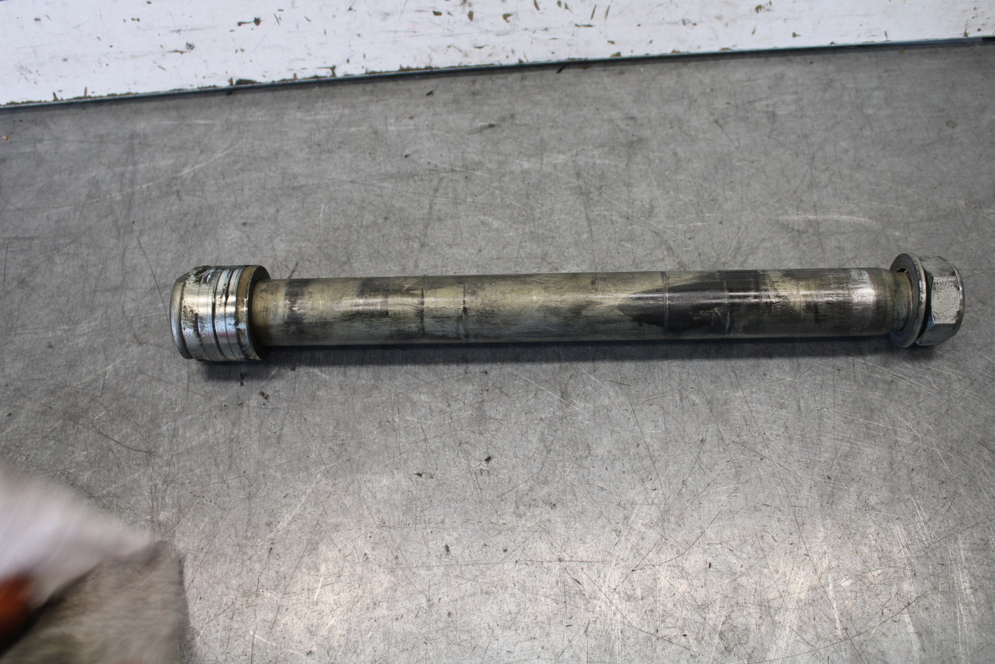 08-16 YAMAHA YZF R6 REAR AXLE BACK WHEEL RIM BOLT AXEL 2C0-25381-10-00 BB665