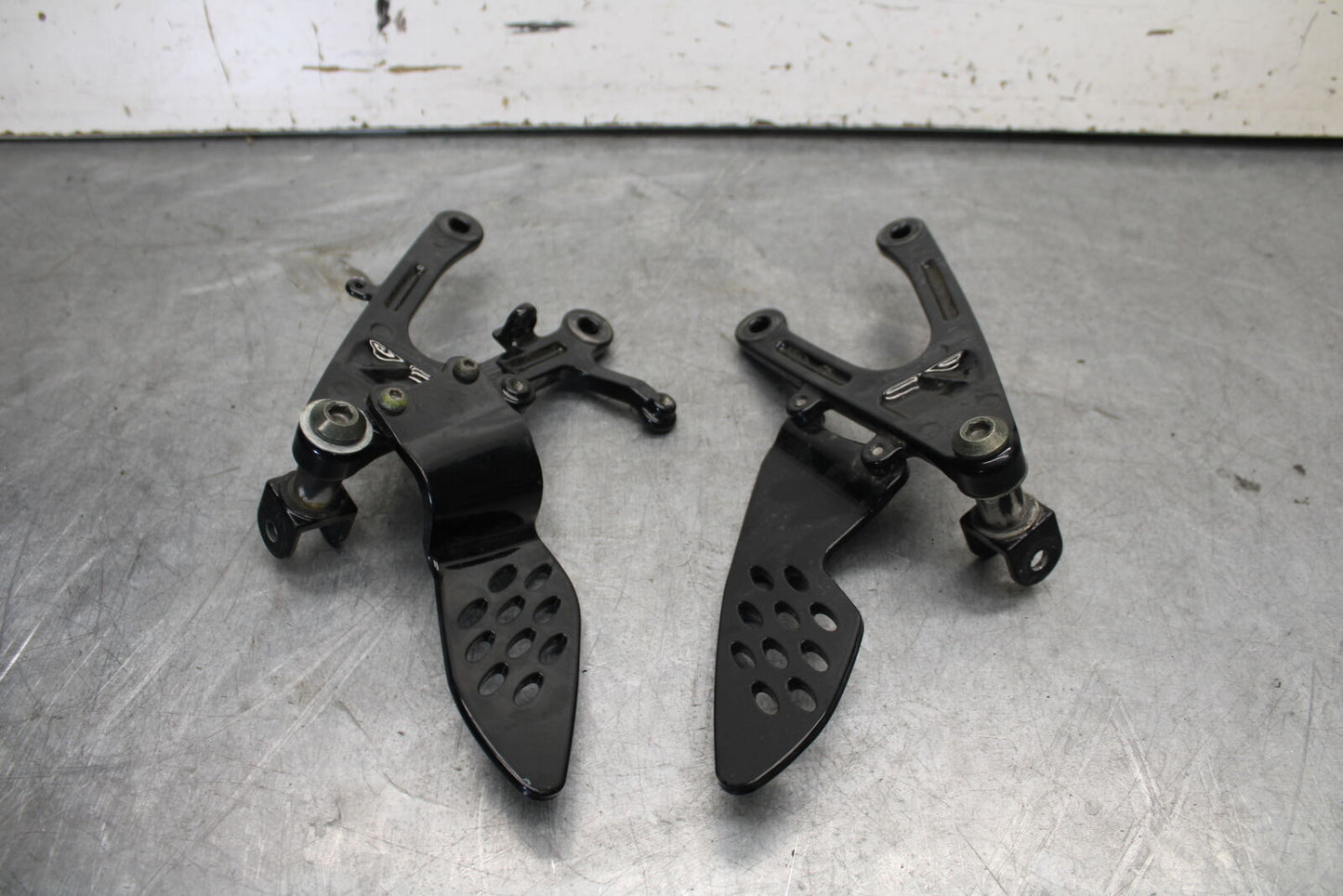 04-06 YAMAHA YZF R1 BLACK POWDER COATED LEFT RIGHT REARSET REAR SET BB659 