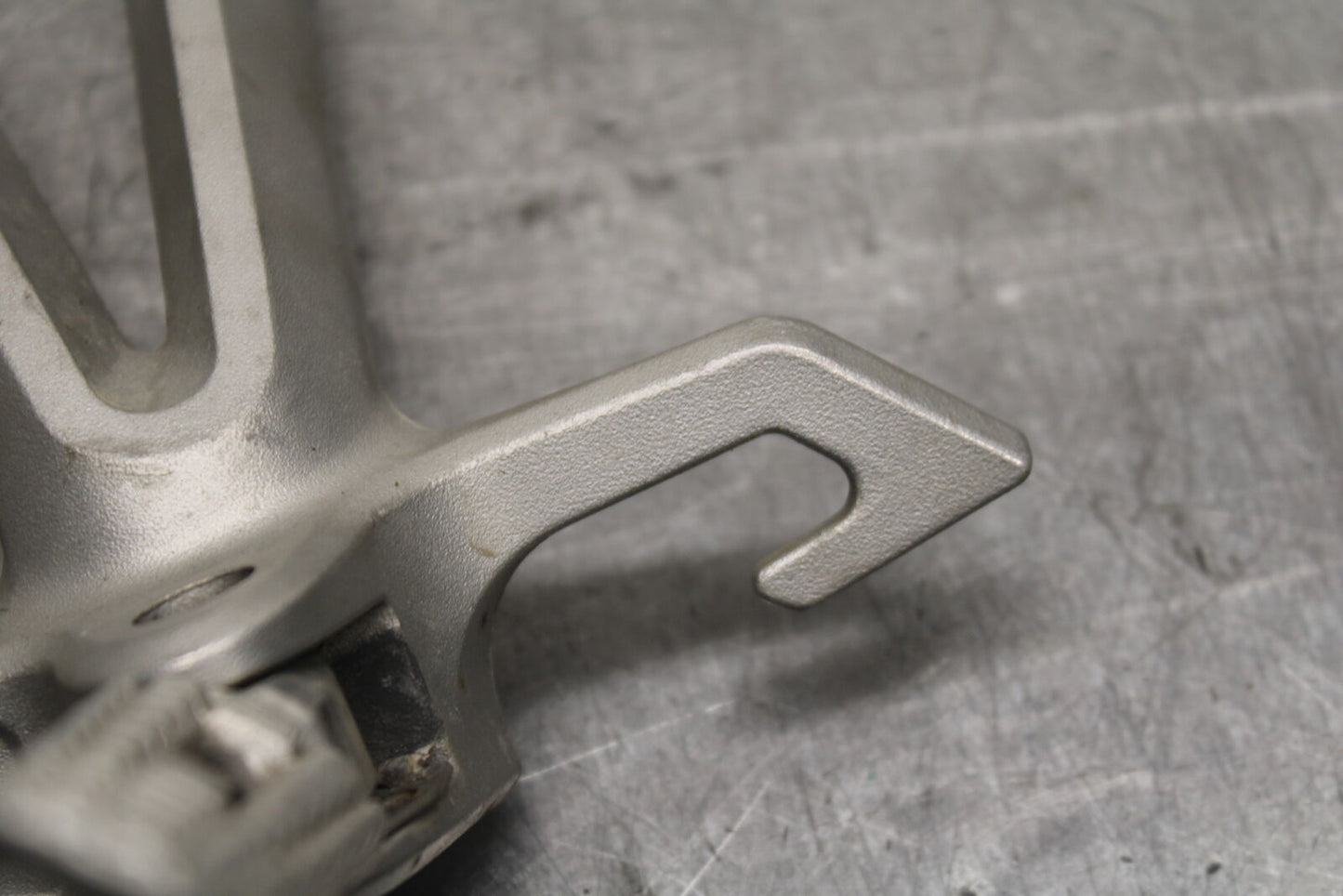 05-08 SUZUKI GSXR1000 REAR BACK PASSENGER PEG SET PAIR BB113