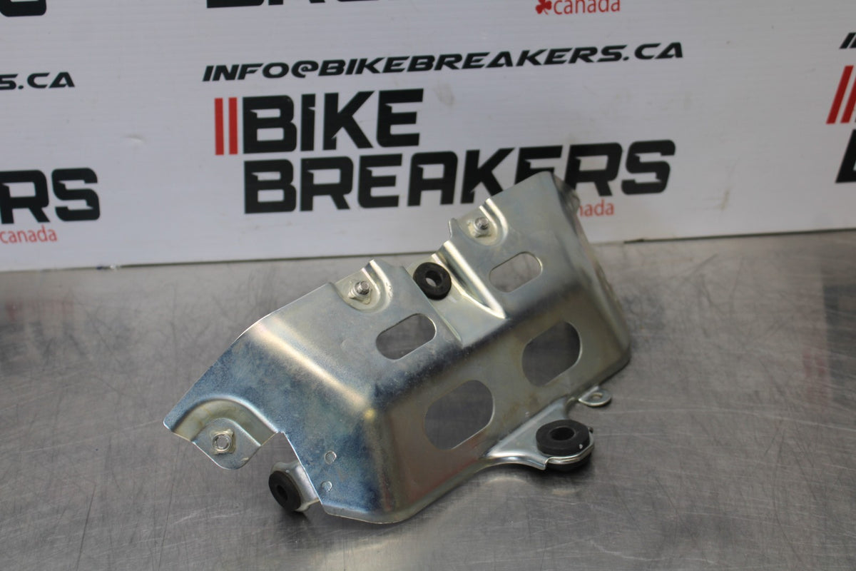 08-10 SUZUKI GSXR 600 FRONT GAS TANK FAIRING COWL COVER MOUNT BRACKET BB202
