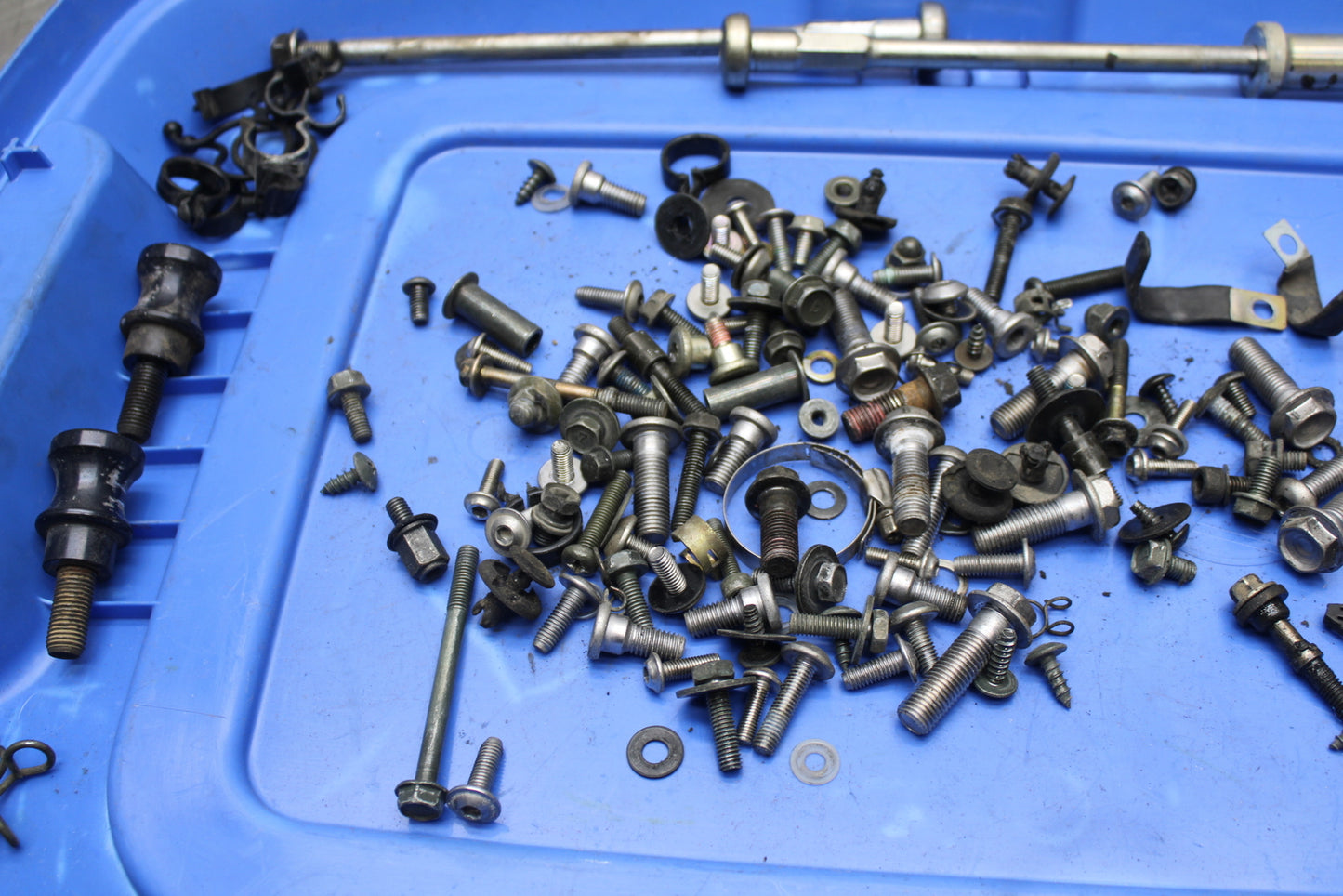 04-05 KAWASAKI NINJA ZX10R MOUNTING BOLTS HARDWARE MOTOR SCREWS BB163