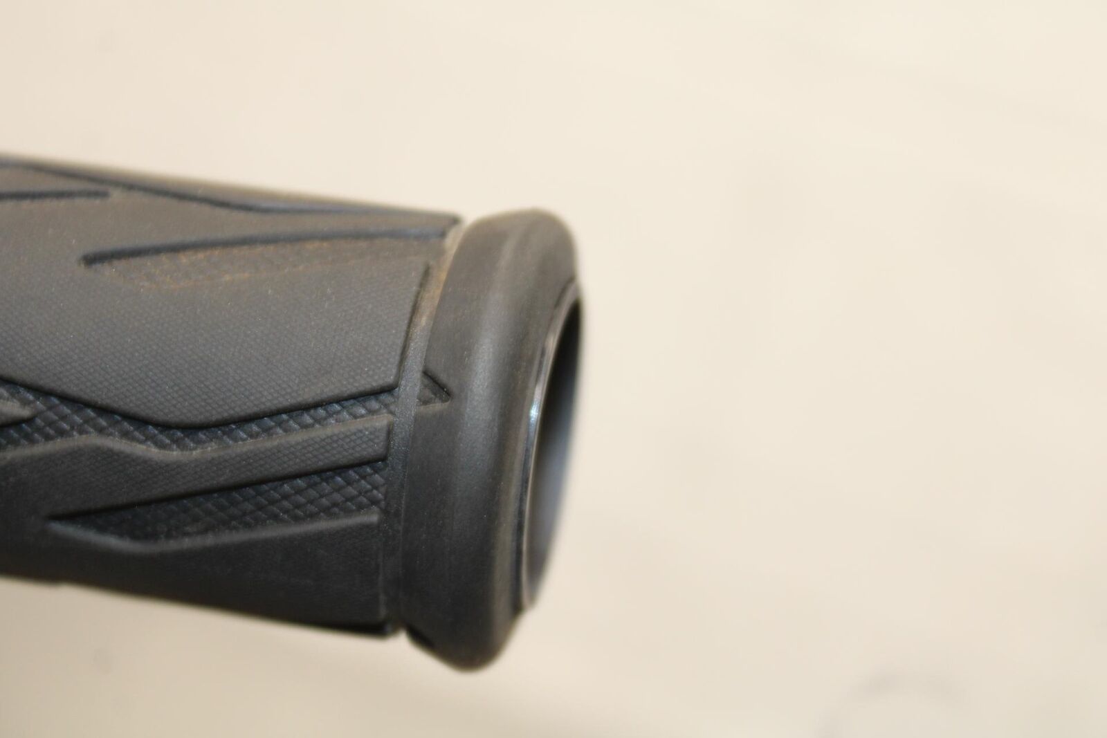 2017 Suzuki GSXR600 RIGHT THROTTLE GRIP 57110-21H02 BB598