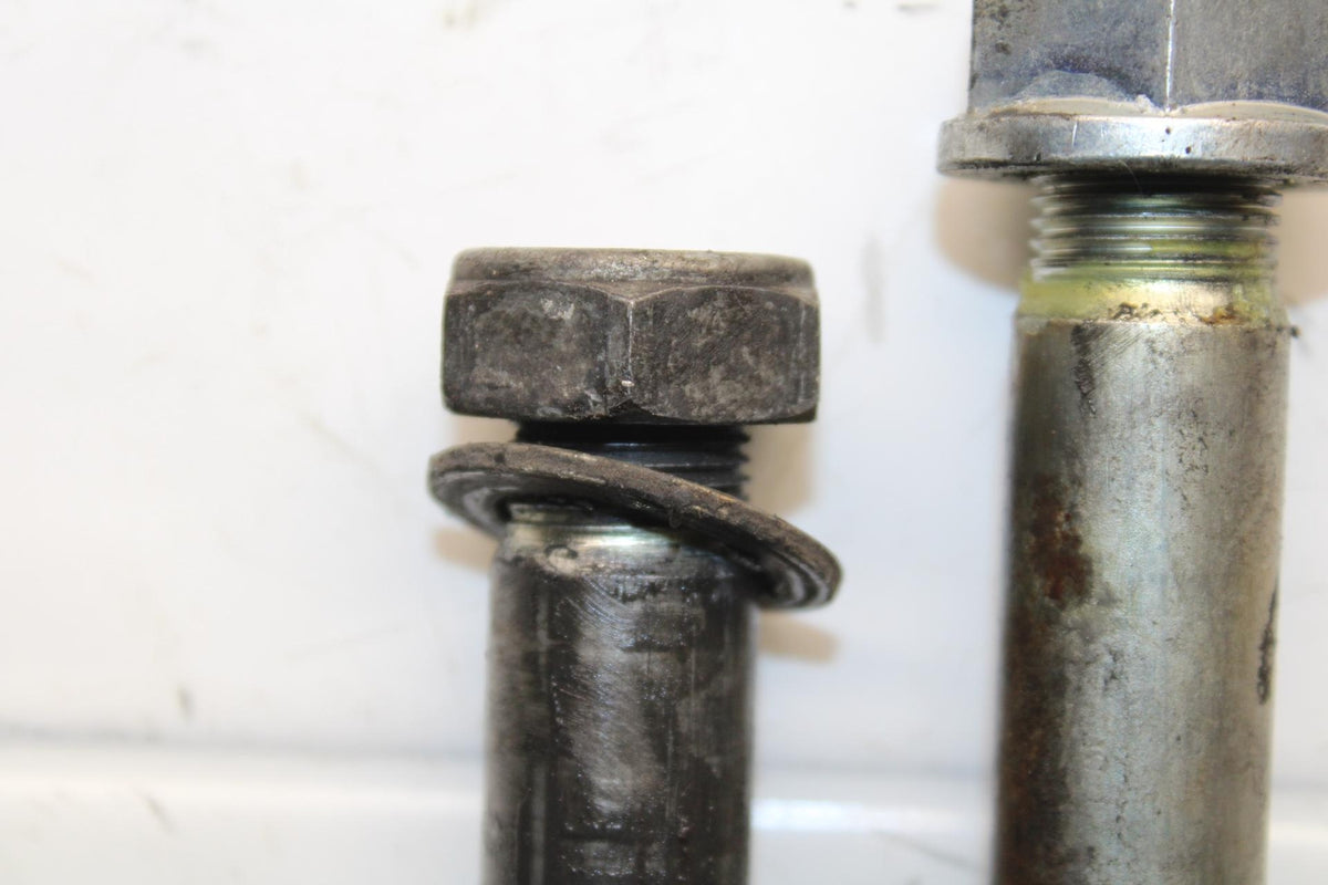2000 Honda Super Hawk VTR1000F REAR AXLE BACK WHEEL RIM PIVOT BOLT AXEL BB577