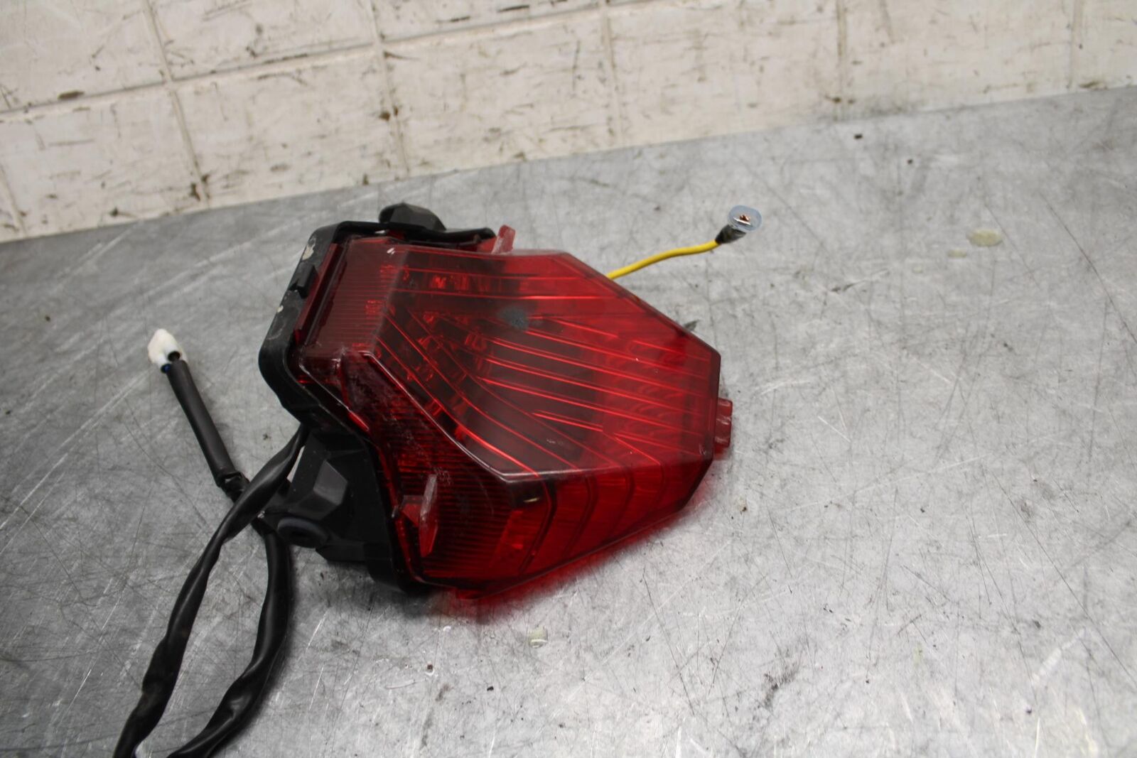 2015 Yamaha FZ07 REAR TAIL TAILLIGHT BACK BRAKE LIGHT 1WS-84710-00-00 BB531