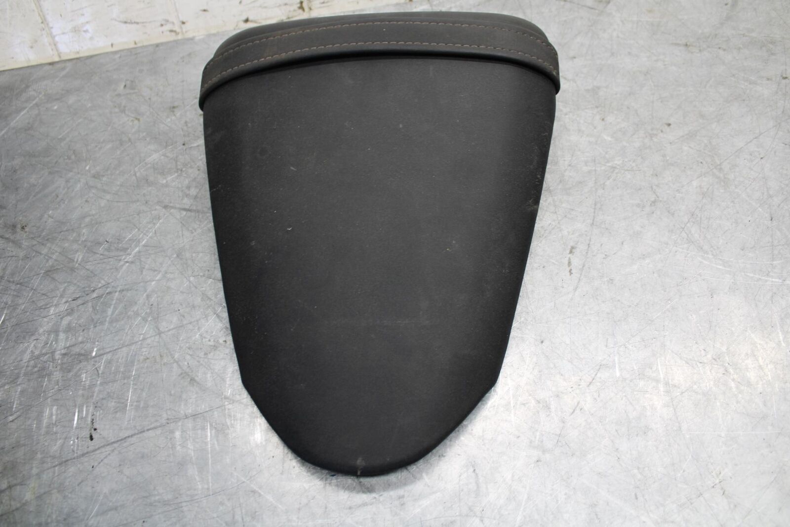 2008 Kawasaki Ninja ZX10R  REAR BACK PASSENGER TANDEM SEAT PAD SADDLE BB524