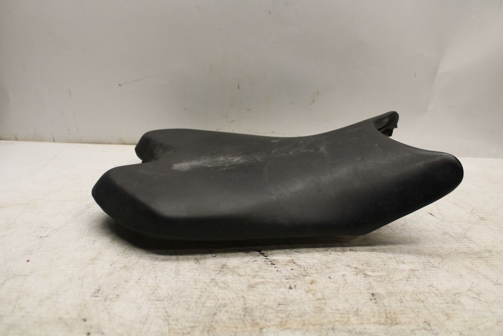 08 YAMAHA YZF R6 2c0 FRONT DRIVERS SEAT PAD SADDLE PILLION BB365