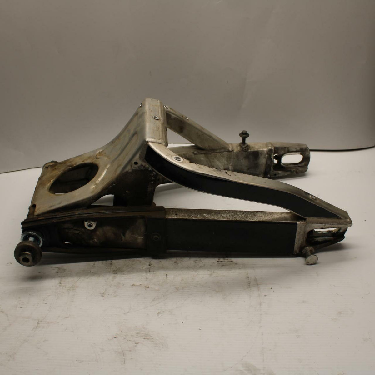 99 YAMAHA YZF R6 REAR SWINGARM BACK SUSPENSION SWING ARM BB246