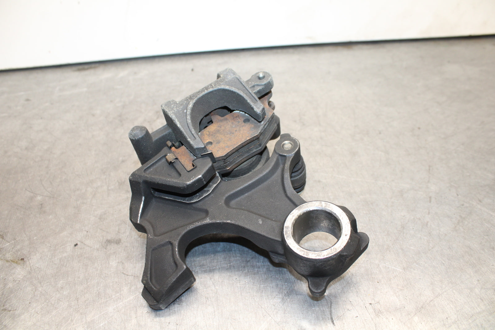08-10 SUZUKI GSXR750 REAR BACK BRAKE CALIPER W MOUNT BRACKET BB119
