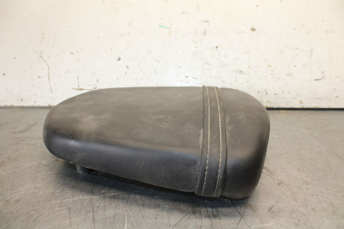 06-07 SUZUKI GSXR 600 REAR BACK PASSENGER TANDEM SEAT PAD SADDLE PILLION BB694