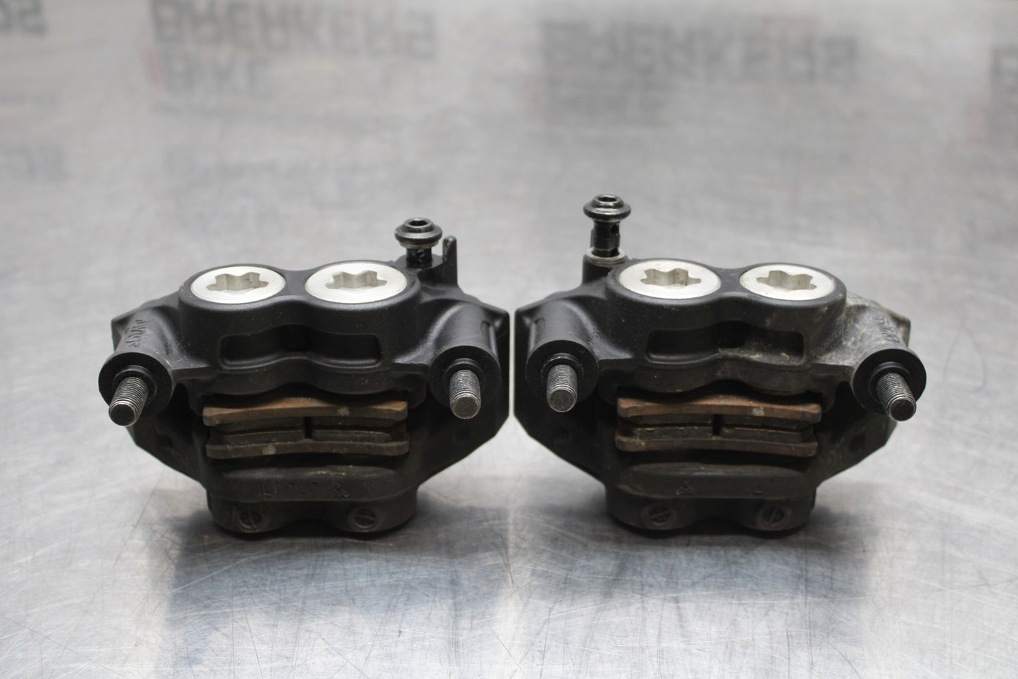 22-25 YAMAHA YZF R7 RIGHT LEFT FRONT BRAKE CALIPER SET PAIR CALIPERS BB176