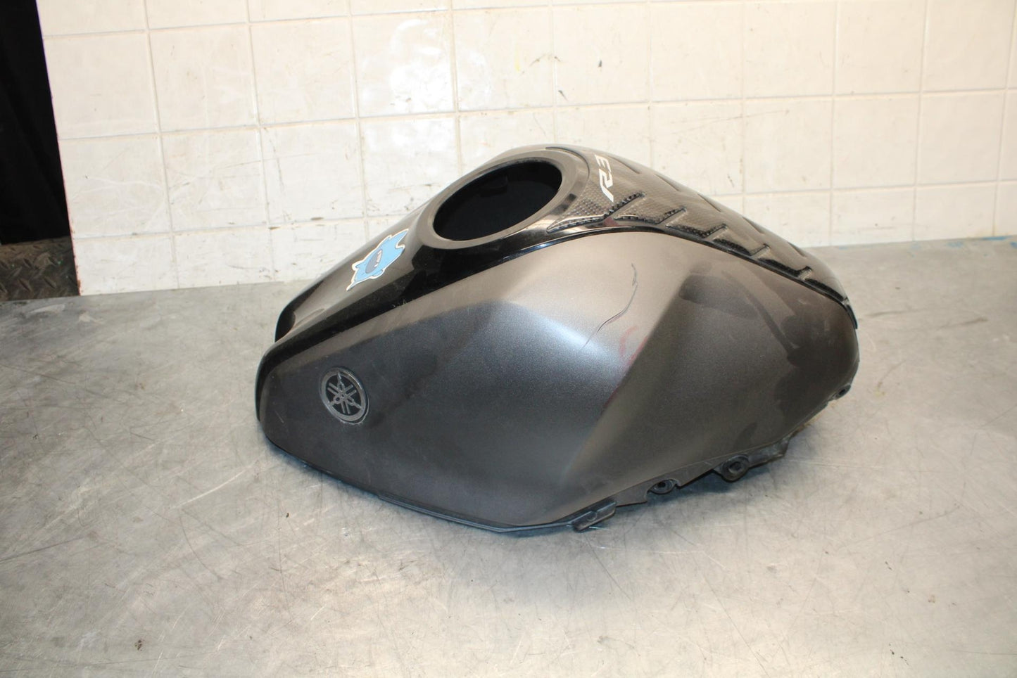 2015 Yamaha YZF R3 GAS TANK FUEL CELL COVER FAIRING COWL 1WD-F4129-00-P1 BB526