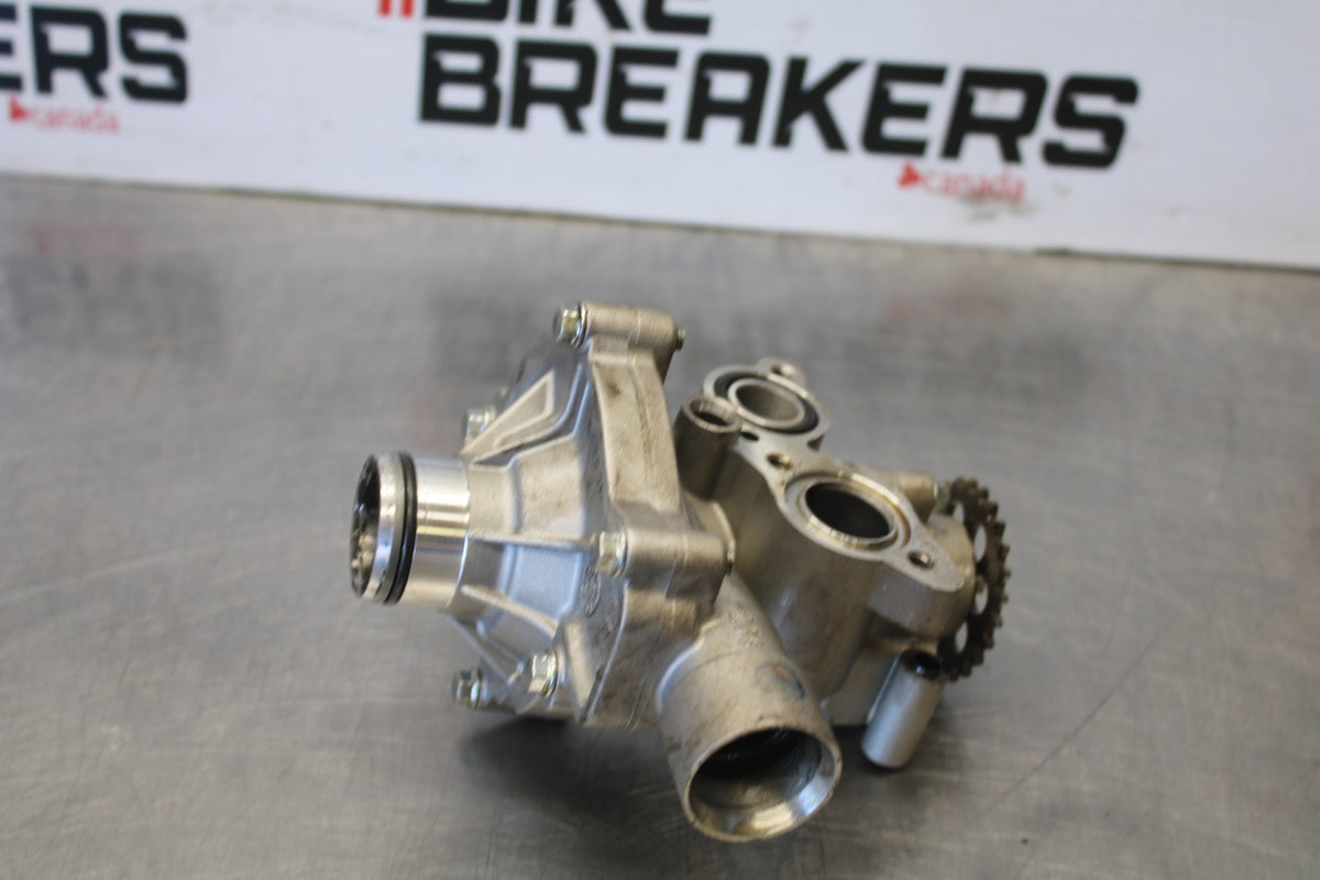 15 TRIUMPH TIGER 800 ENGINE MOTOR OIL PUMP BB873
