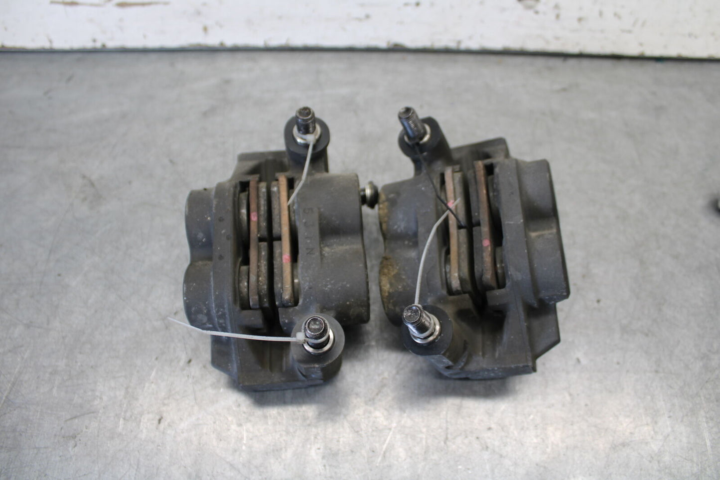 08-16 YAMAHA YZF R6 RIGHT LEFT FRONT BRAKE CALIPER SET PAIR CALIPERS BB665