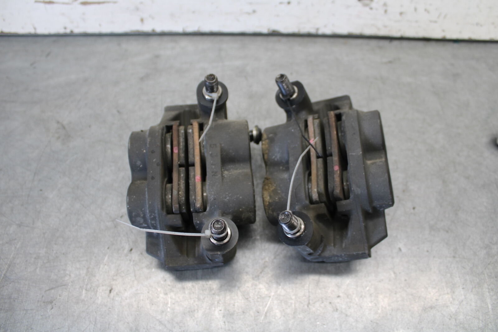 08-16 YAMAHA YZF R6 RIGHT LEFT FRONT BRAKE CALIPER SET PAIR CALIPERS BB665