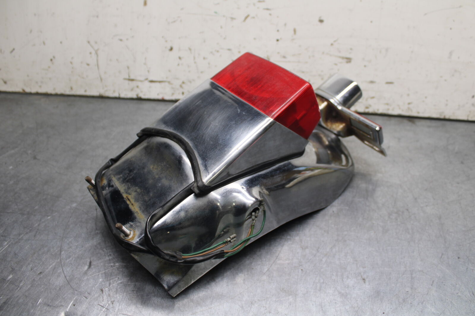 82-83 HONDA V45 MAGNA REAR BACK WHEEL FENDER MUD GUARD BB107
