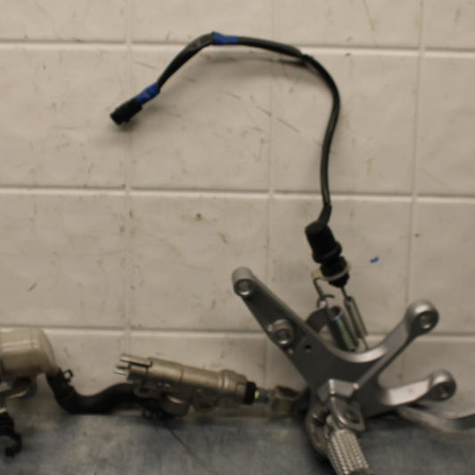 19-21 YAMAHA YZF R3 REAR BACK BRAKE MASTER CYLINDER W RESERVOIR BB588